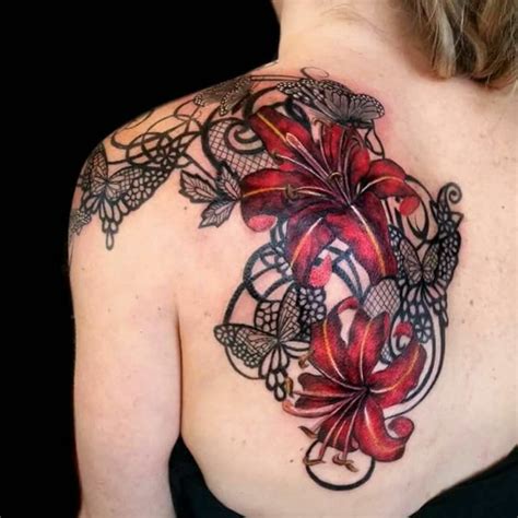 tatouage femme impressionnant.